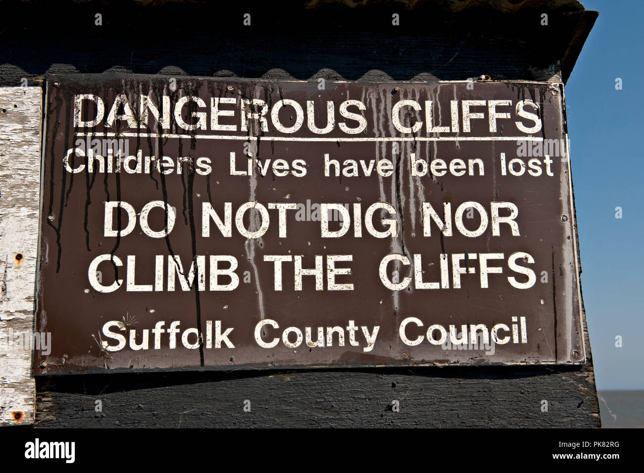 Signe d'alerte et d'information à la plage de Sizewell dans le Suffolk, UK. Utilisation correcte de la conjonction "ou" relie deux alternatives négatif Banque D'Images