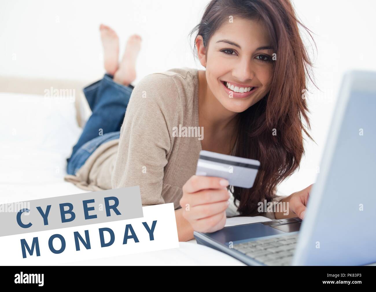 Vente Cyber Monday femme couchée en face de l'ordinateur portable dans sa  main avec la carte bancaire Photo Stock - Alamy