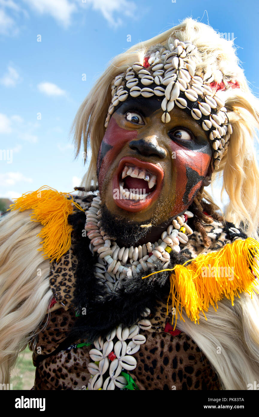 9 septembre 2018 Carnaval de Hackney interprète tire un visage effrayant tout en portant un costume 'African' avec la fourrure et cauris Banque D'Images