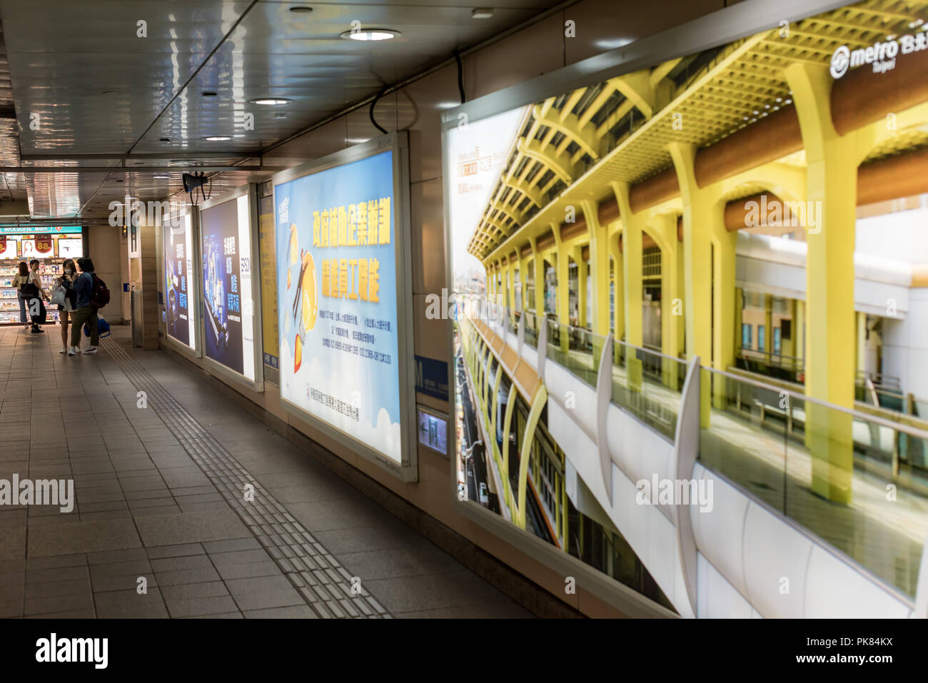 Wild connexion transport de personnes dans la foule toujours station front metro mall Taipei Taiwan Banque D'Images