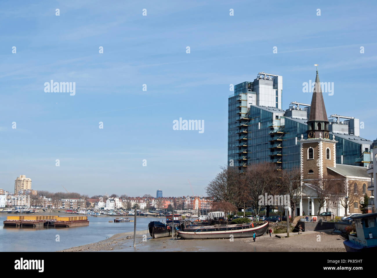 Vue depuis l'autre côté de la Tamise vers battersea chelsea, avec le 18e siècle, l'église de St Mary et l'montevetro 1999 Bloc d'appartement en premier plan Banque D'Images