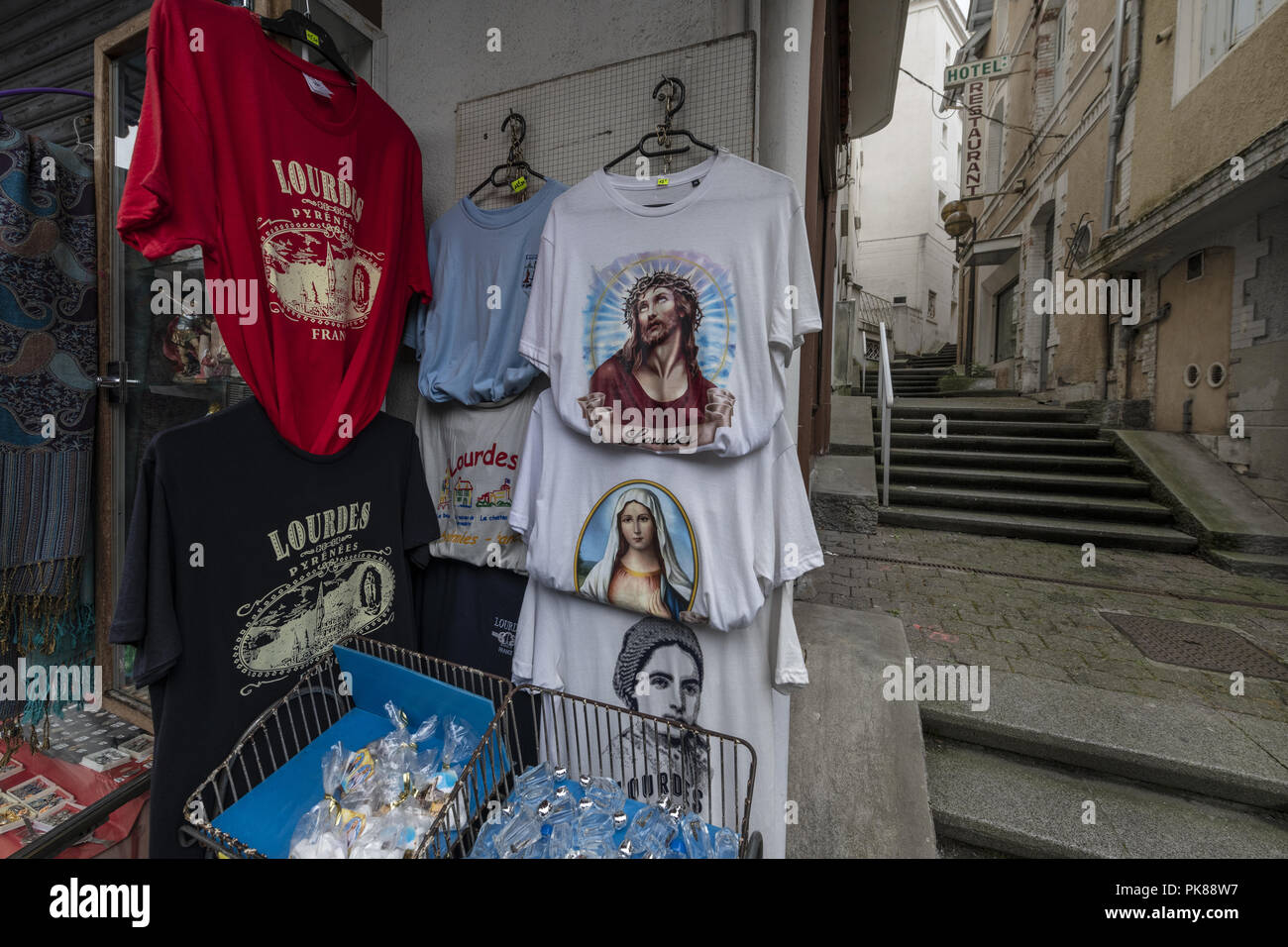 Lourdes, au sud de la France ; 04 août 2018, Commercial - Côté d'affaires de la vente de la religion. L'eau bénite de Lourdes - propriétés curatives. Banque D'Images