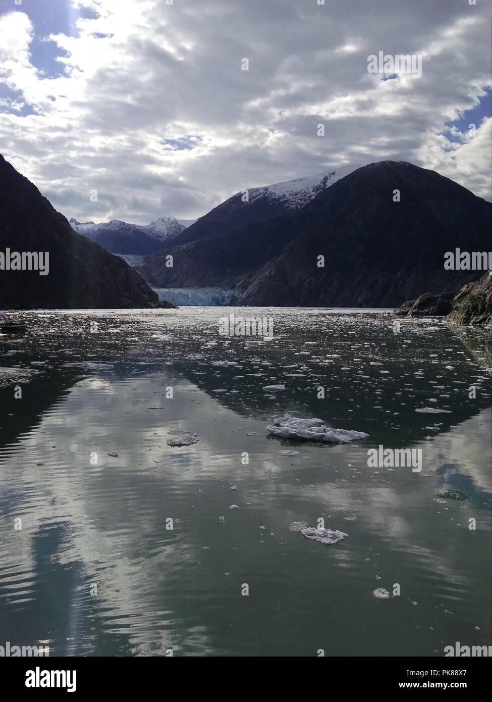 La réflexion des nuages de montagne Banque D'Images