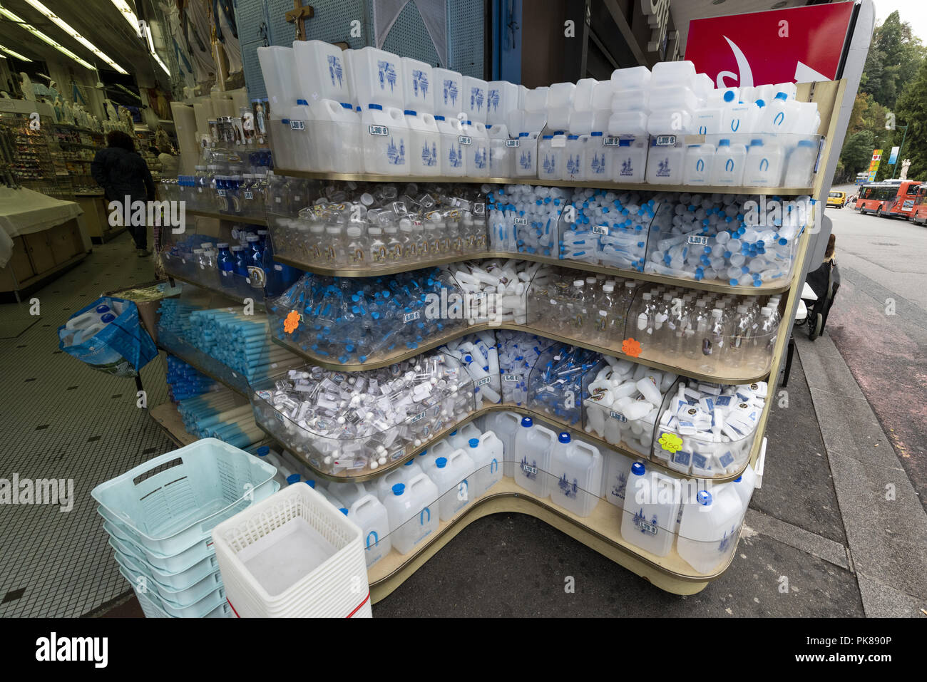 Lourdes, au sud de la France ; 04 août 2018, Commercial - Côté d'affaires de la vente de la religion. L'eau bénite de Lourdes - propriétés curatives. Banque D'Images
