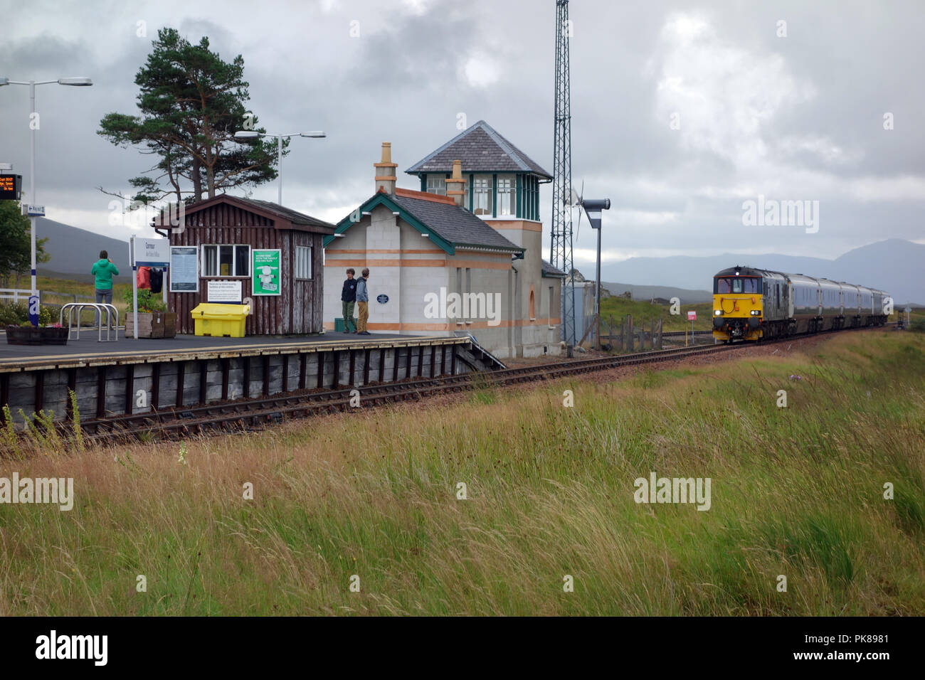 Un train arrivant de Glasgow à la télécommande (Corrour Une Coire Odhar) Gare de Rannoch Moor dans les Highlands, Ecosse, Royaume-Uni. Banque D'Images