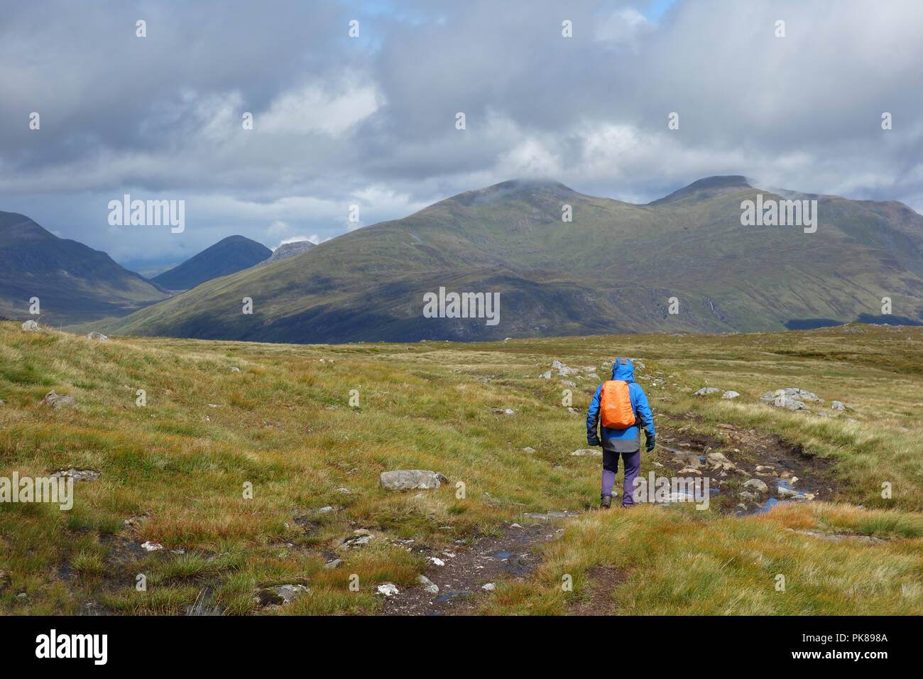 Homme marchant vers la montagne Stob écossais Munros Coire Easain & Stob une corvée Mheadhoin de Tom un Eoin sur la Corbett Leum Uilleim, , Banque D'Images