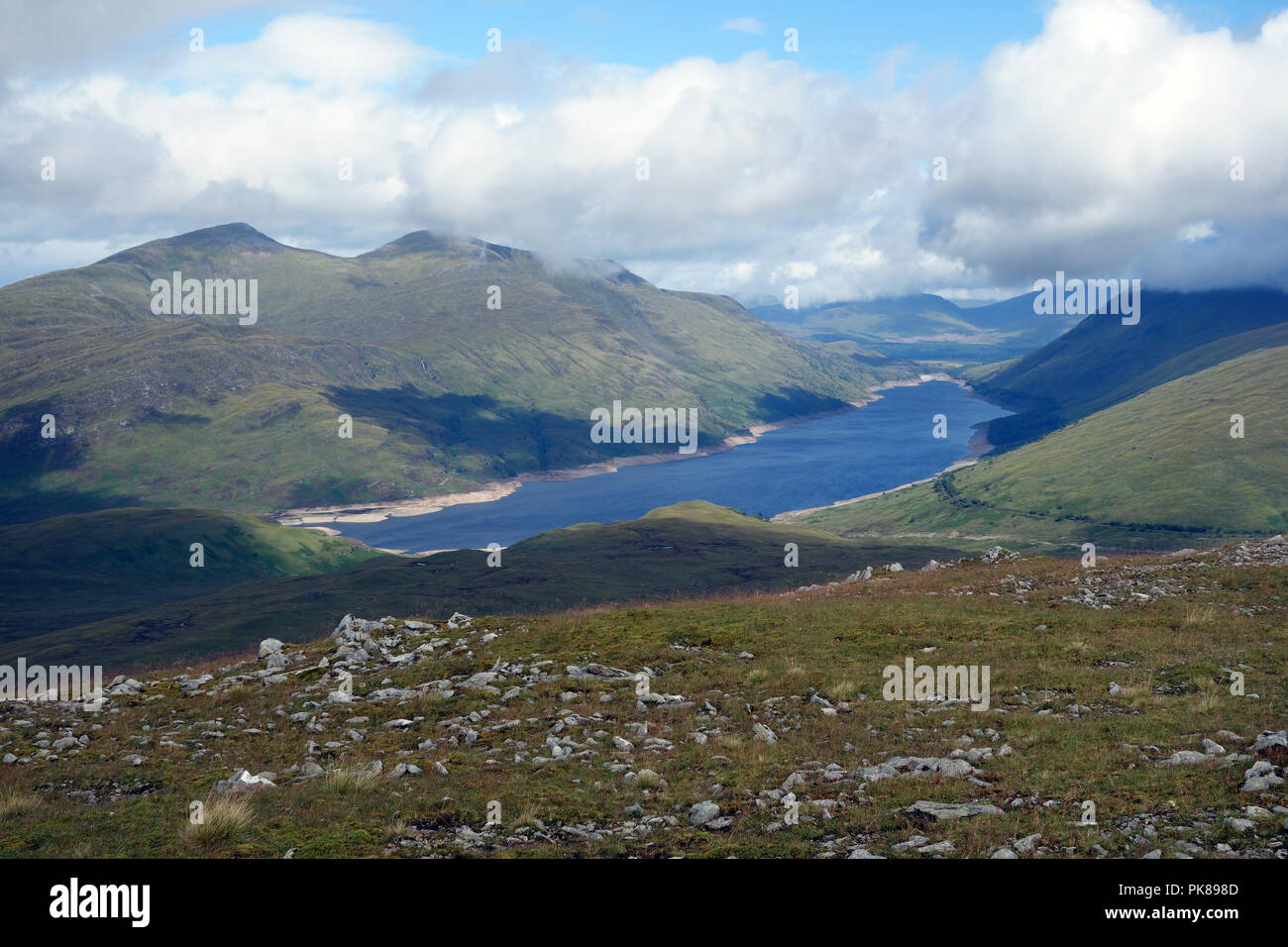 La montagne Stob écossais Munros Coire Easain & Stob une corvée Mheadhoin Loch Treig ci-dessus de Tom un Eoin sur la Corbett Leum Uilleim, Ecosse, Royaume-Uni. Banque D'Images