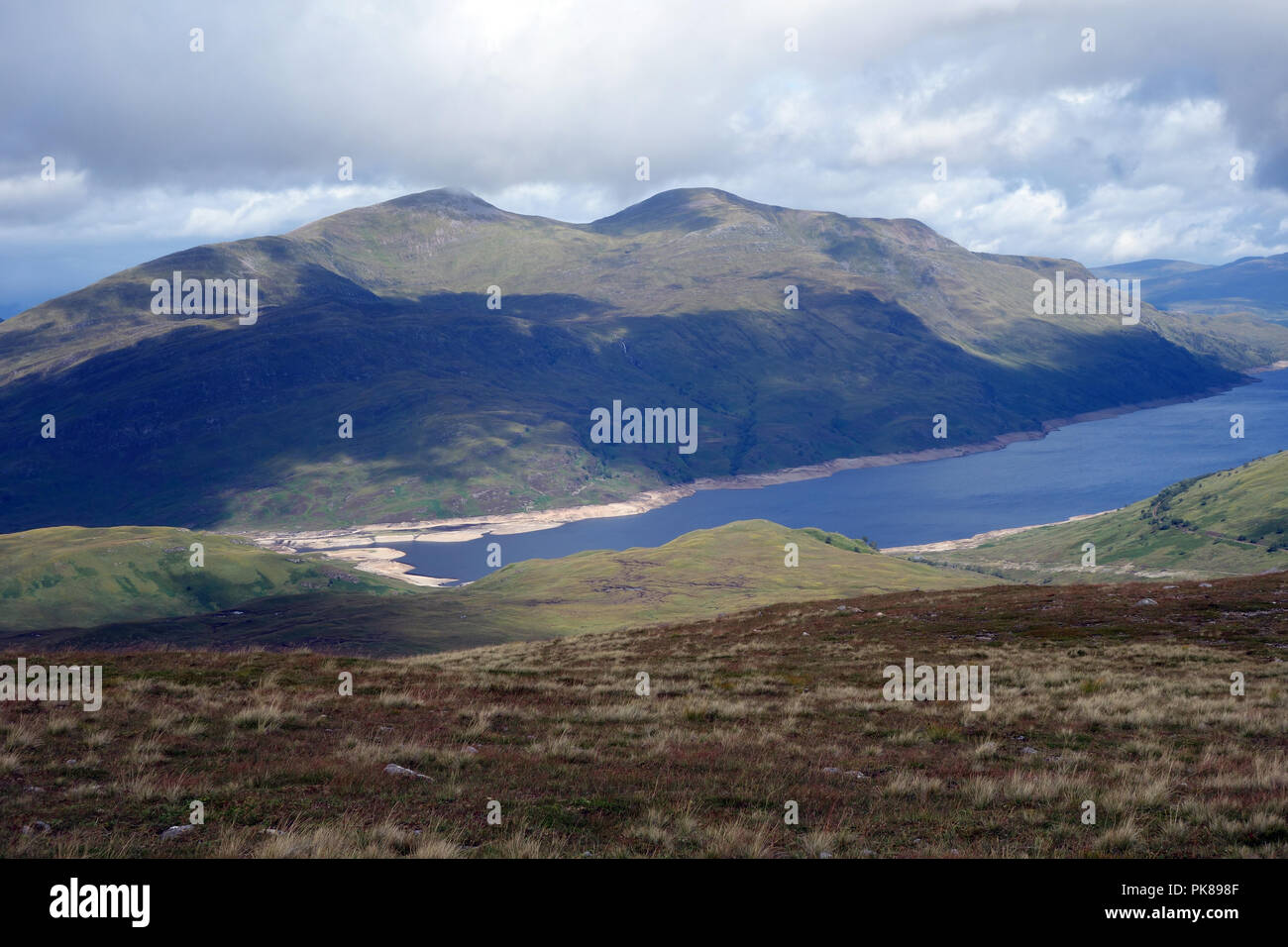 La montagne Stob écossais Munros Coire Easain & Stob une corvée Mheadhoin Loch Treig ci-dessus de Tom un Eoin sur la Corbett Leum Uilleim, Ecosse, Royaume-Uni. Banque D'Images