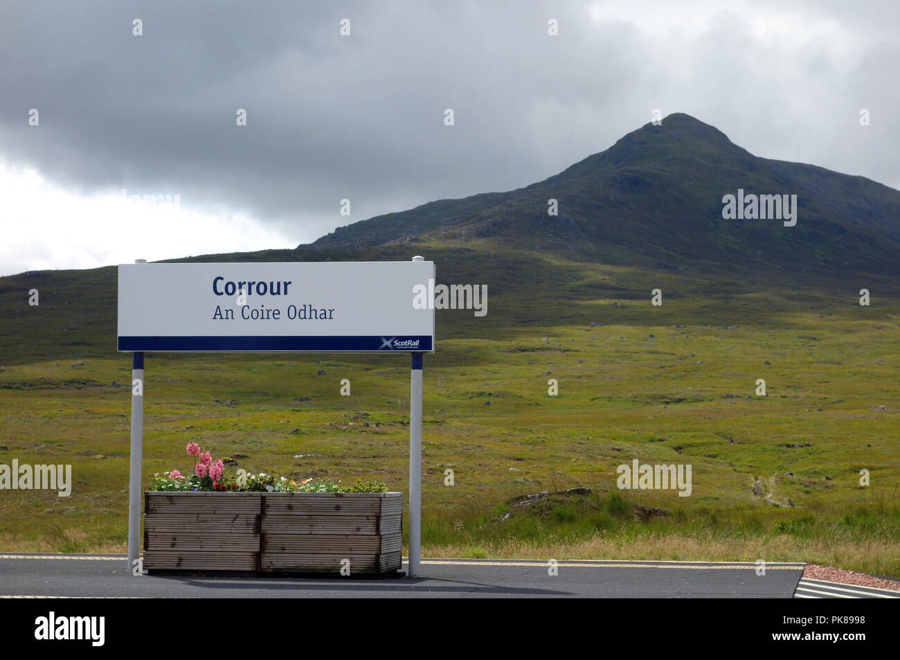 Corrour distant (Une Coire Odhar) Gare et la montagne Corbett Leum Uilleim écossais dans les Highlands, Ecosse, Royaume-Uni. Banque D'Images