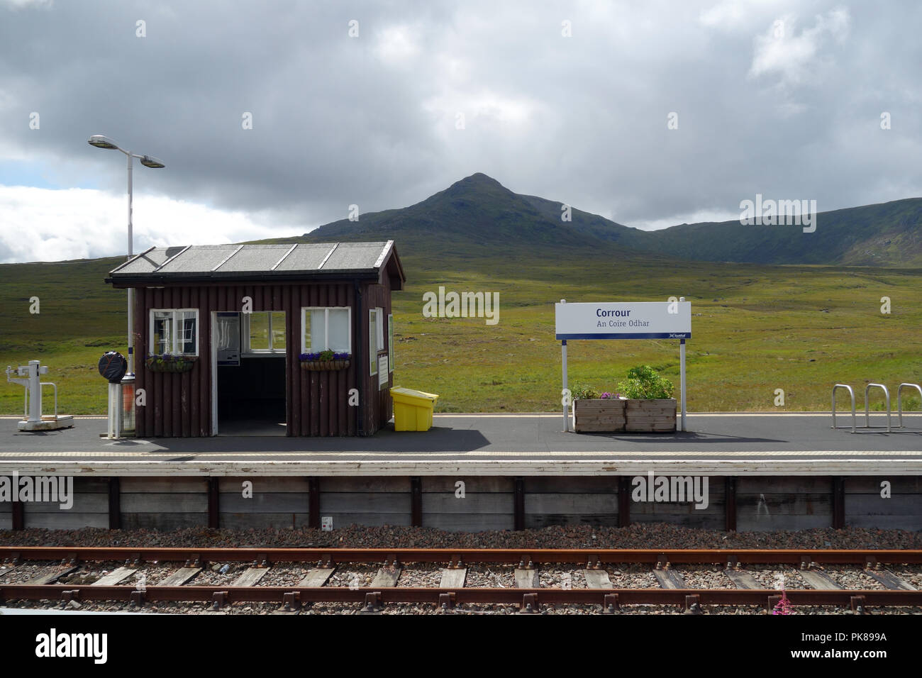 La salle d'attente à l'Corrour (Une Coire Odhar) Gare et la montagne Corbett Leum Uilleim écossais dans les Highlands écossais, Banque D'Images