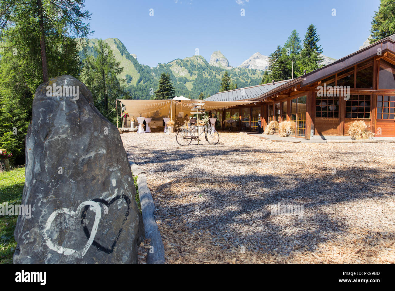 Coeurs peints à la main sur la roche naturelle symbole de l'Union de Mariage Banque D'Images