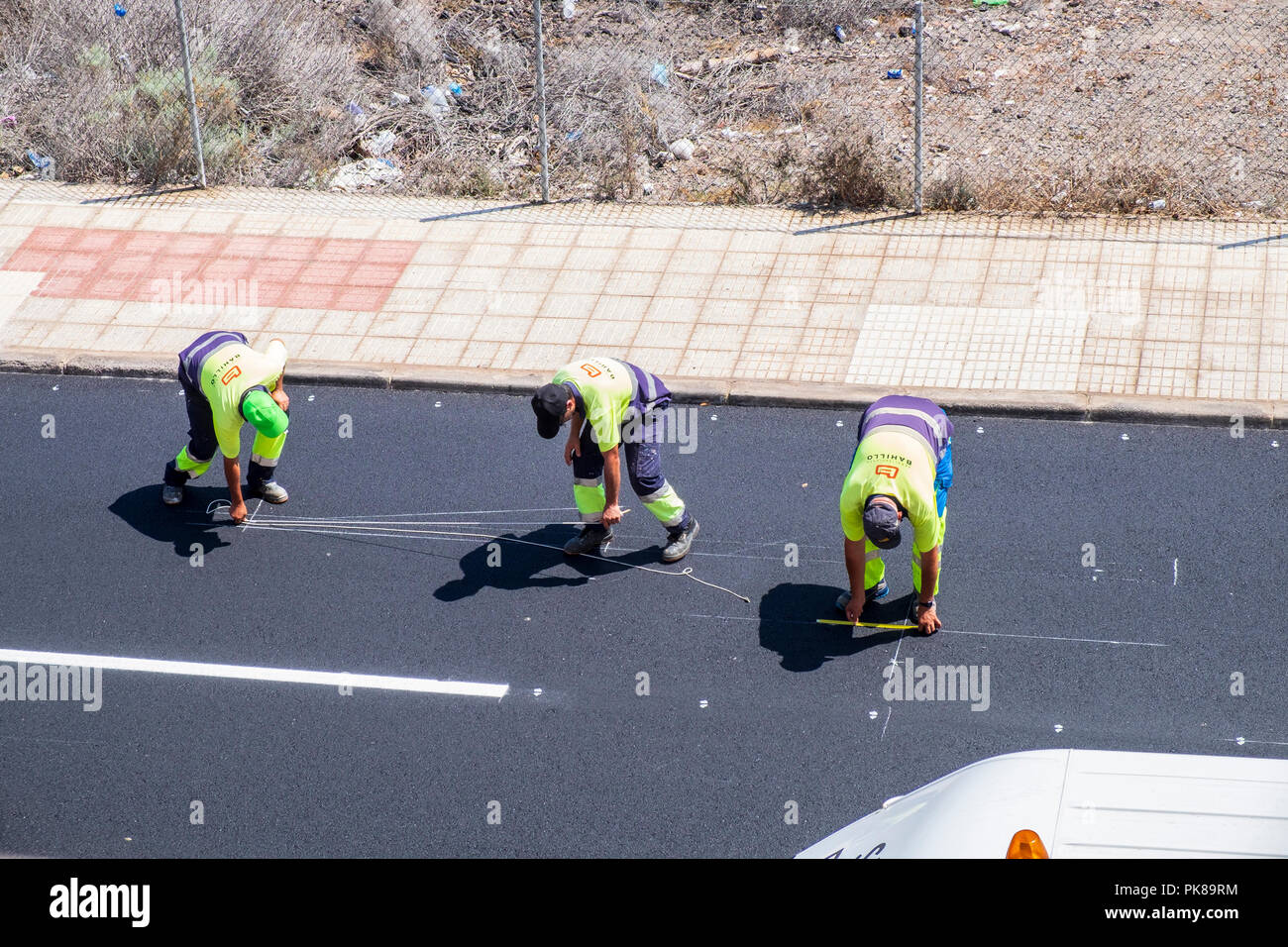 Marquage d'une route nouvellement refait surface pour la peinture le marquage routier Banque D'Images