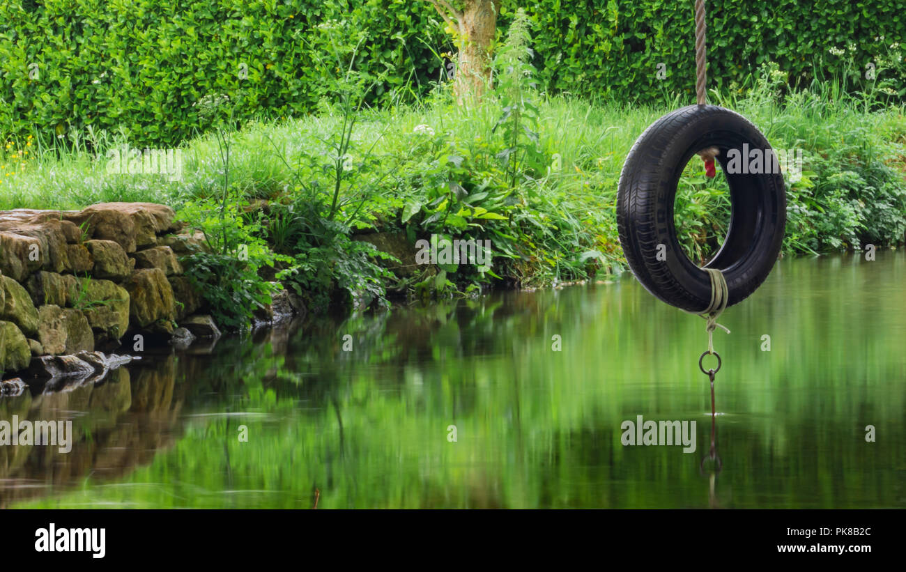 Balançoire pneu se reposant dans un ruisseau en Bosham Banque D'Images