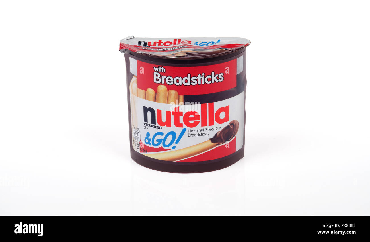 Récipient de Nutella Noisettes avec batonnets pour aller snack pack on white Banque D'Images