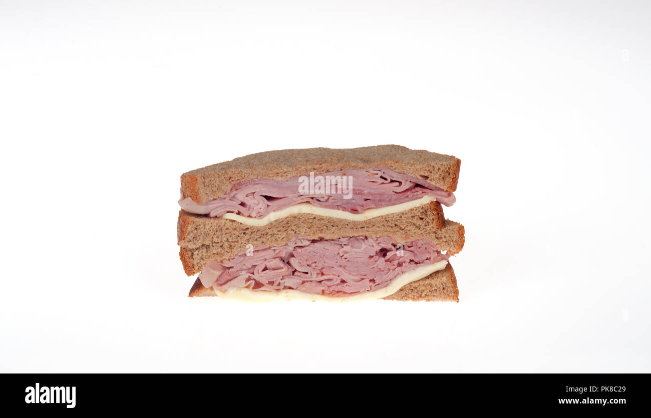 Sandwich au jambon et au fromage sur pain de blé entier sur fond blanc Banque D'Images