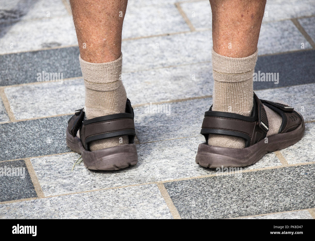 Homme portant des chaussettes et sandales Banque D'Images