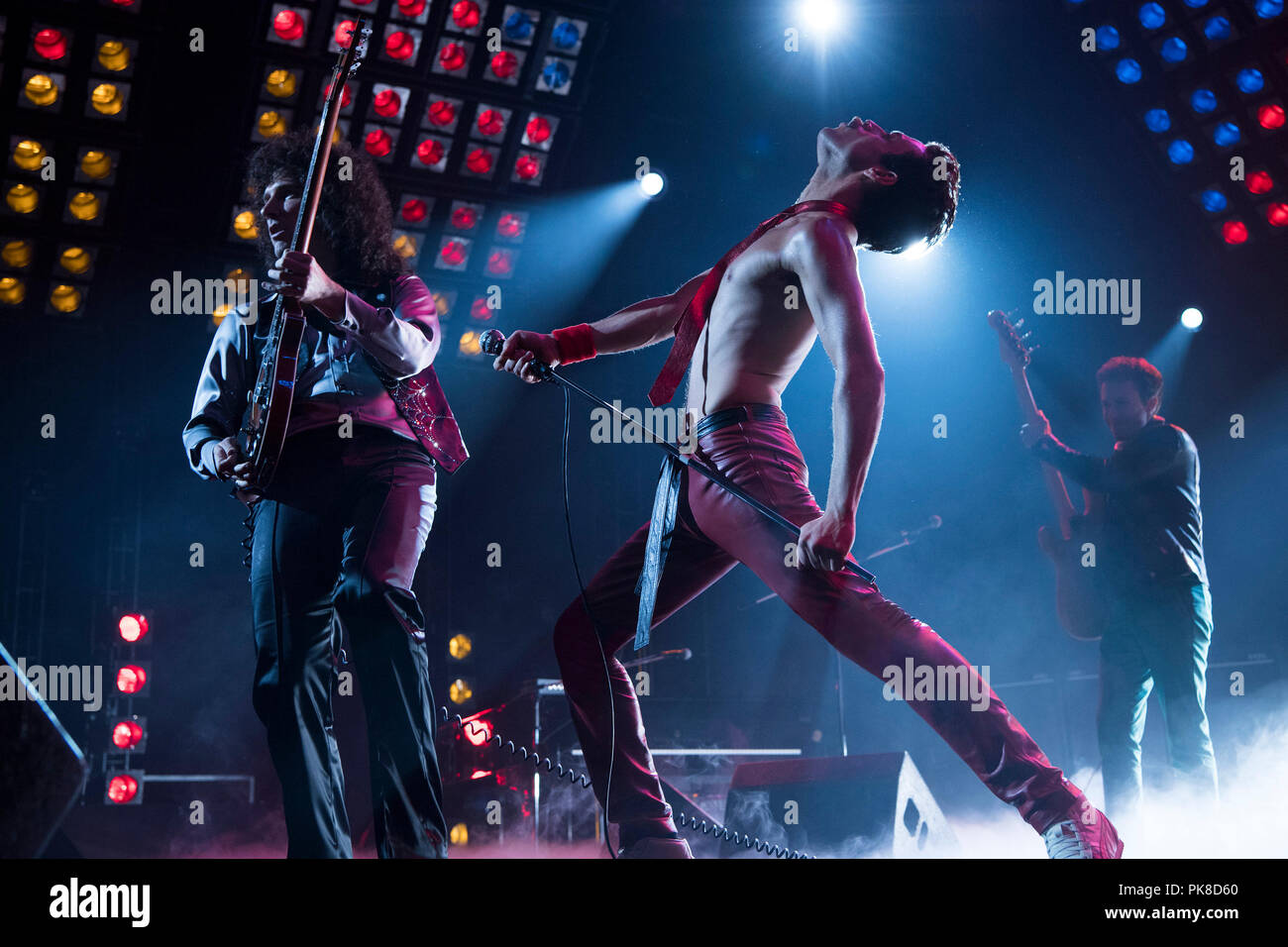 DATE DE SORTIE : 2 novembre 2018 TITRE : Bohemian Rhapsody STUDIO : 20th Century Fox Réalisateur : Dexter Fletcher, Bryan Singer Résumé : Une chronique des années menant à la légendaire reine apparition au Live Aid (1985) les concerts en 1985. Avec : GWILYM LEE (Brian May), Rami MALEK (Freddie Mercury), JOE MAZZELLO (John Deacon). (Crédit Image : © Twentieth Century Fox/photos) Banque D'Images