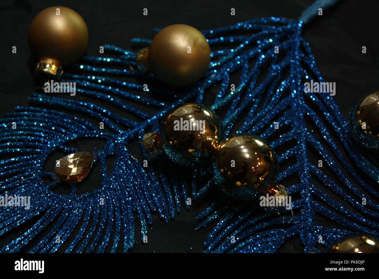 Les Plumes Bleu étincelant Et Décoration Or Boules De Noël