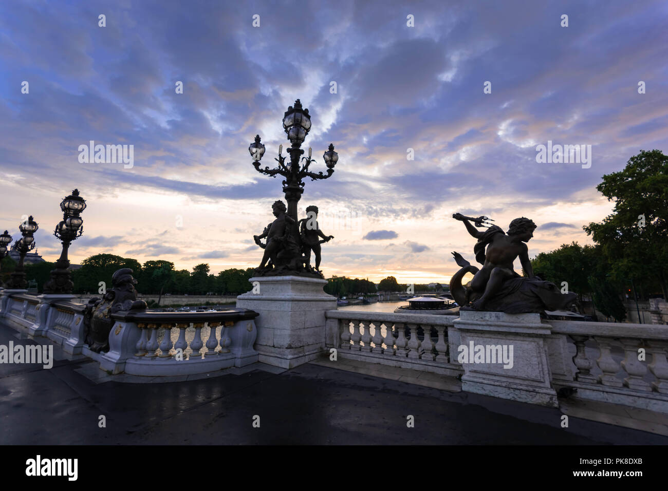 Ponte de alexandre druring soleil se lever pendant un beau jour d'été à Paris, France Banque D'Images