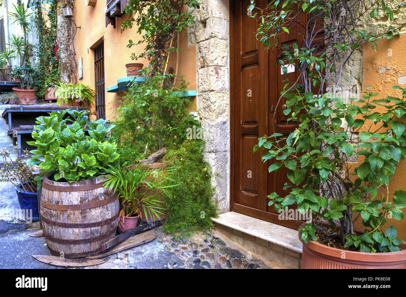 Sortir des principales rues et zones prend l'un des quartiers résidentiels les articles et les petites ruelles remplies de belles couleurs, de l'architecture et être Banque D'Images Sortir des principales rues et zones prend l'un des quartiers résidentiels les articles et les petites ruelles remplies de belles couleurs, de l'architecture et être Banque D'Images
