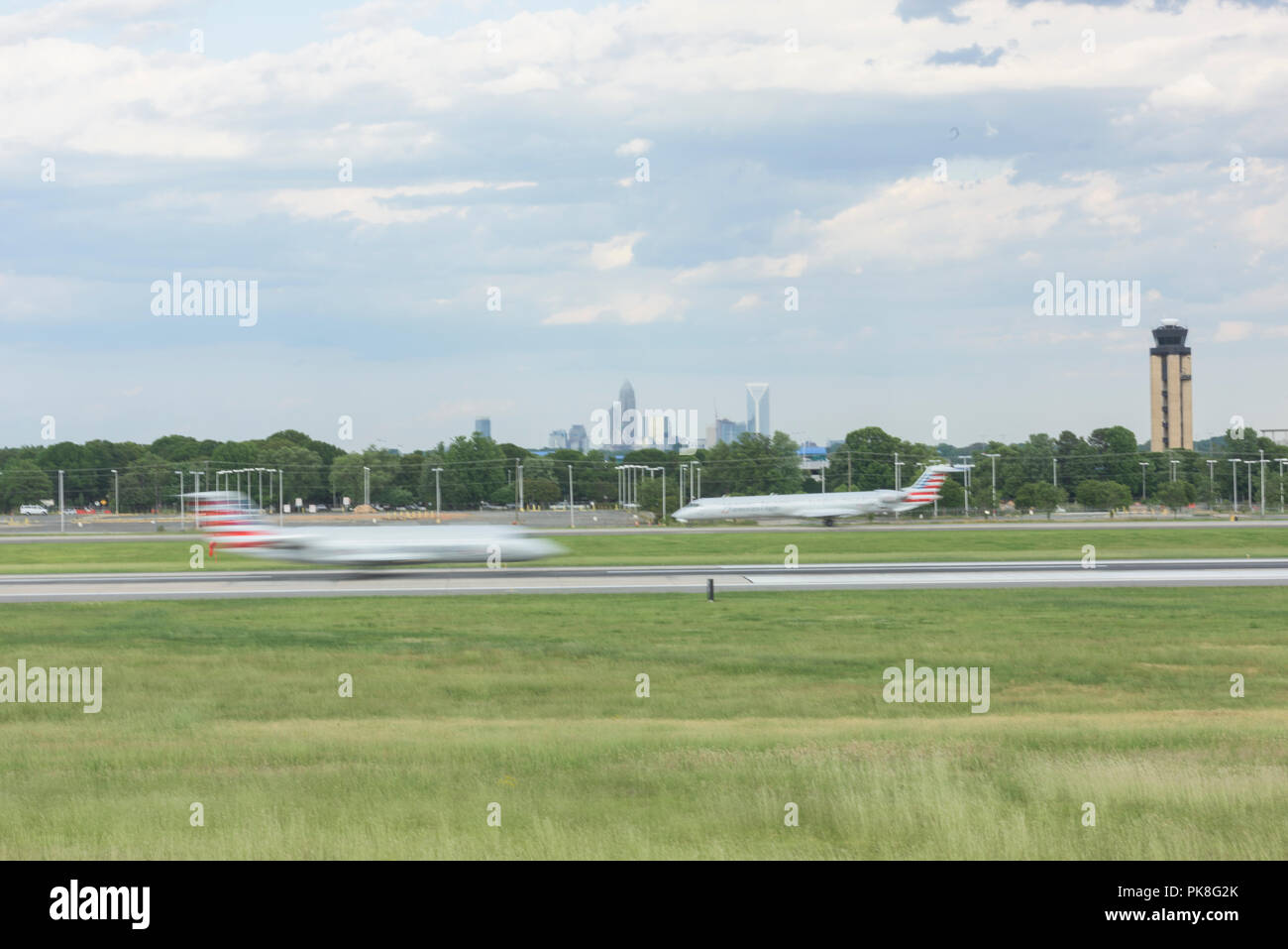 Charlotte, NC - 14 mai 2017/USA : Deux avions de ligne commerciaux passent sur la piste à l'Aéroport International de Charlotte Douglas, Charlotte, NC Banque D'Images