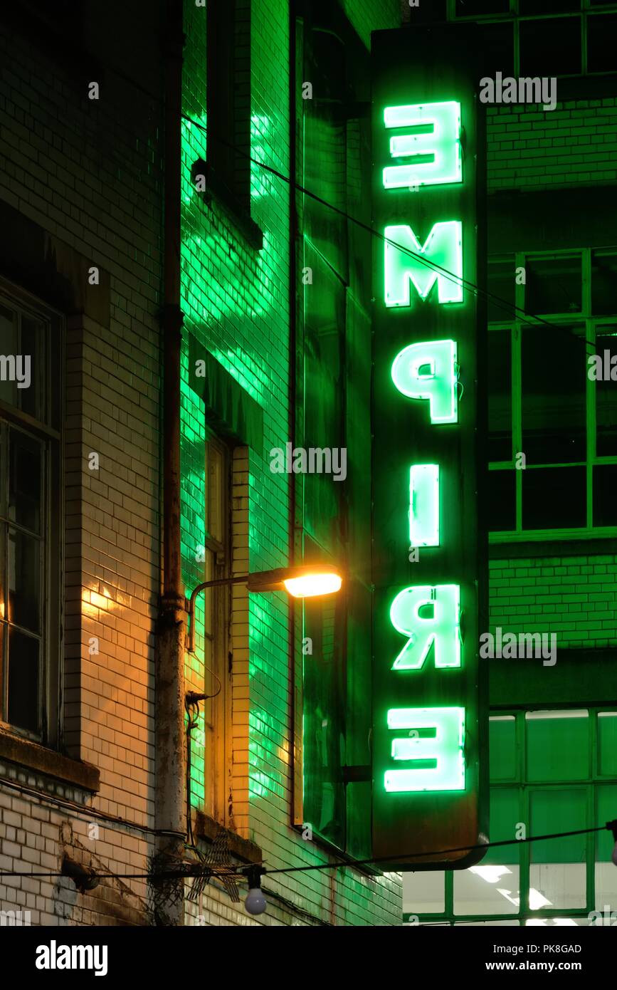 Gagnant du prix Turner, artiste écossais, Douglas Gordon's 'Empire' neon sign artwork situé dans Tontine Lane, Glasgow, Écosse, Royaume-Uni Banque D'Images