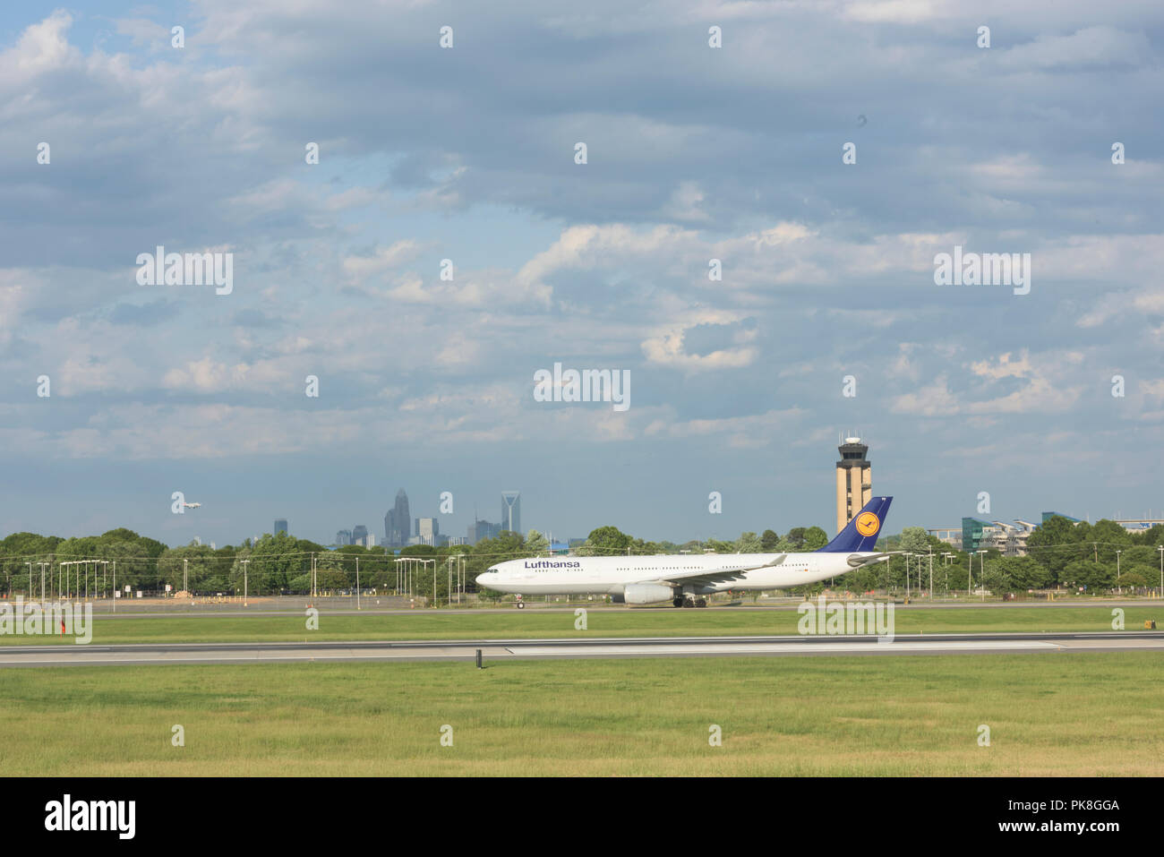 Charlotte, NC - 14 mai 2017/USA - avion décolle à l'aéroport international Charlotte-Douglas à Charlotte, NC Banque D'Images