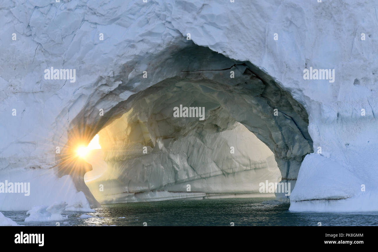 Iceberg au coucher du soleil. La nature et les paysages du Groenland. La baie de Disko. L'ouest du Groenland. Banque D'Images