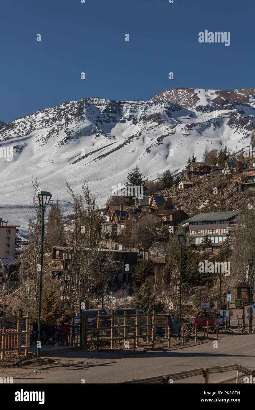 Certaines maisons dans la montagne et route principale dans la région de Farellones Village, bel endroit situé dans les montagnes des Andes seulement à 40 minutes de Santiago, Chili Banque D'Images