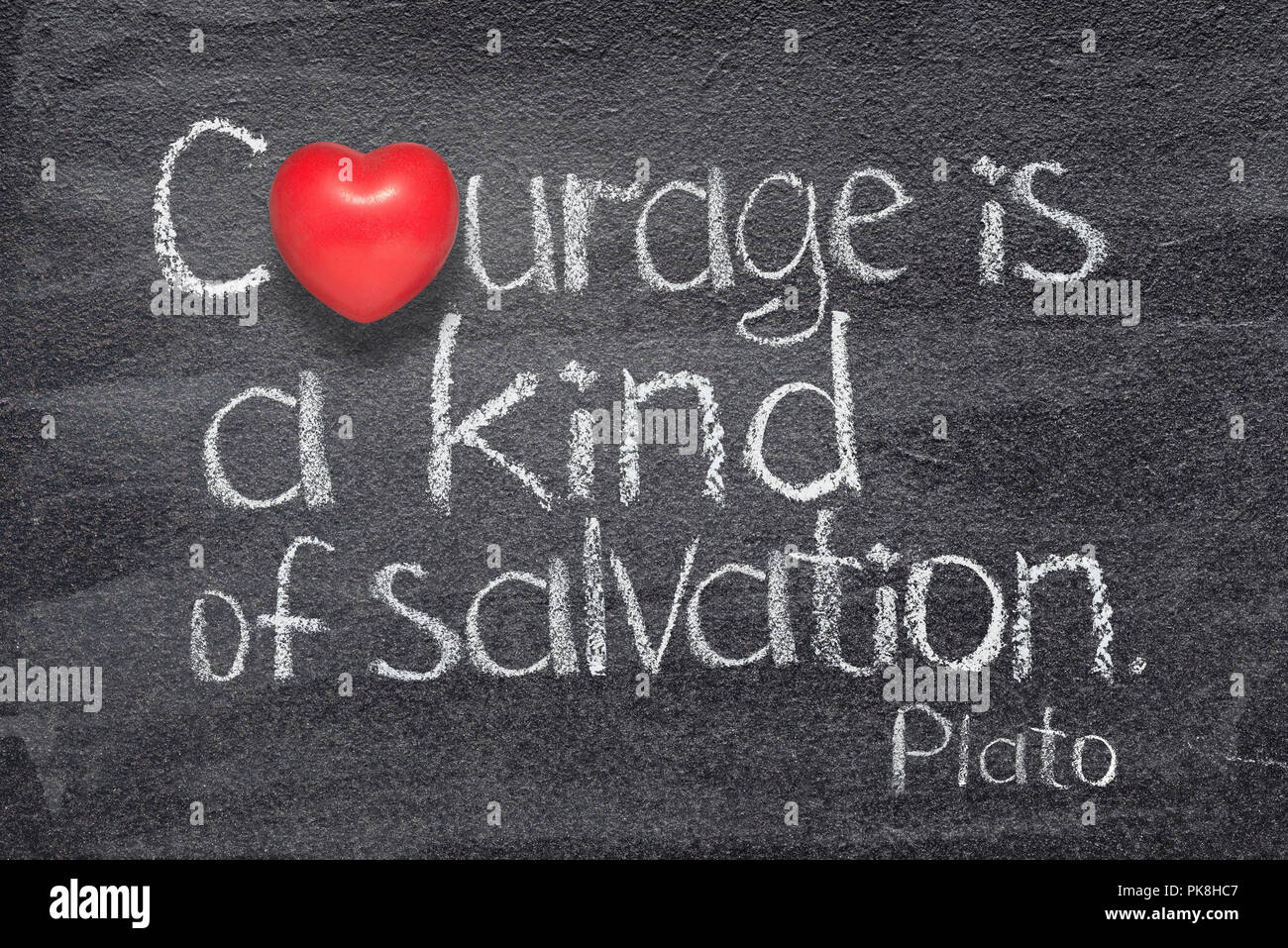 Le Courage Est Une Sorte De Salut Citation De Philosophe Grec Platon Ecrit Sur Tableau Noir Avec Le Symbole De Coeur Rouge Au Lieu D O Photo Stock Alamy