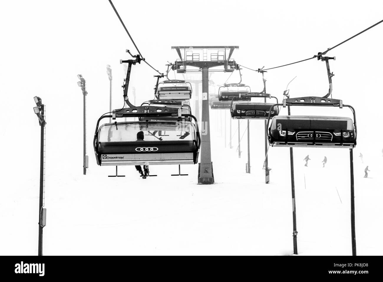 Ruka, Finlande - le 24 novembre 2012 : Les skieurs sont assis sur la chaise téléskis à Ruka ski dans de la journée. Banque D'Images