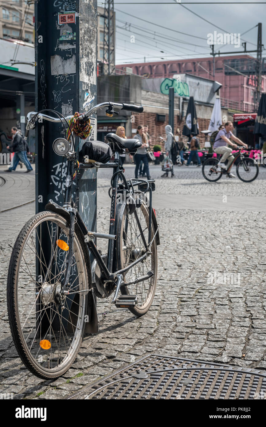 Alexanderplatz - les bicyclettes sont un moyen populaire de se déplacer dans la ville européenne de Berlin. Banque D'Images