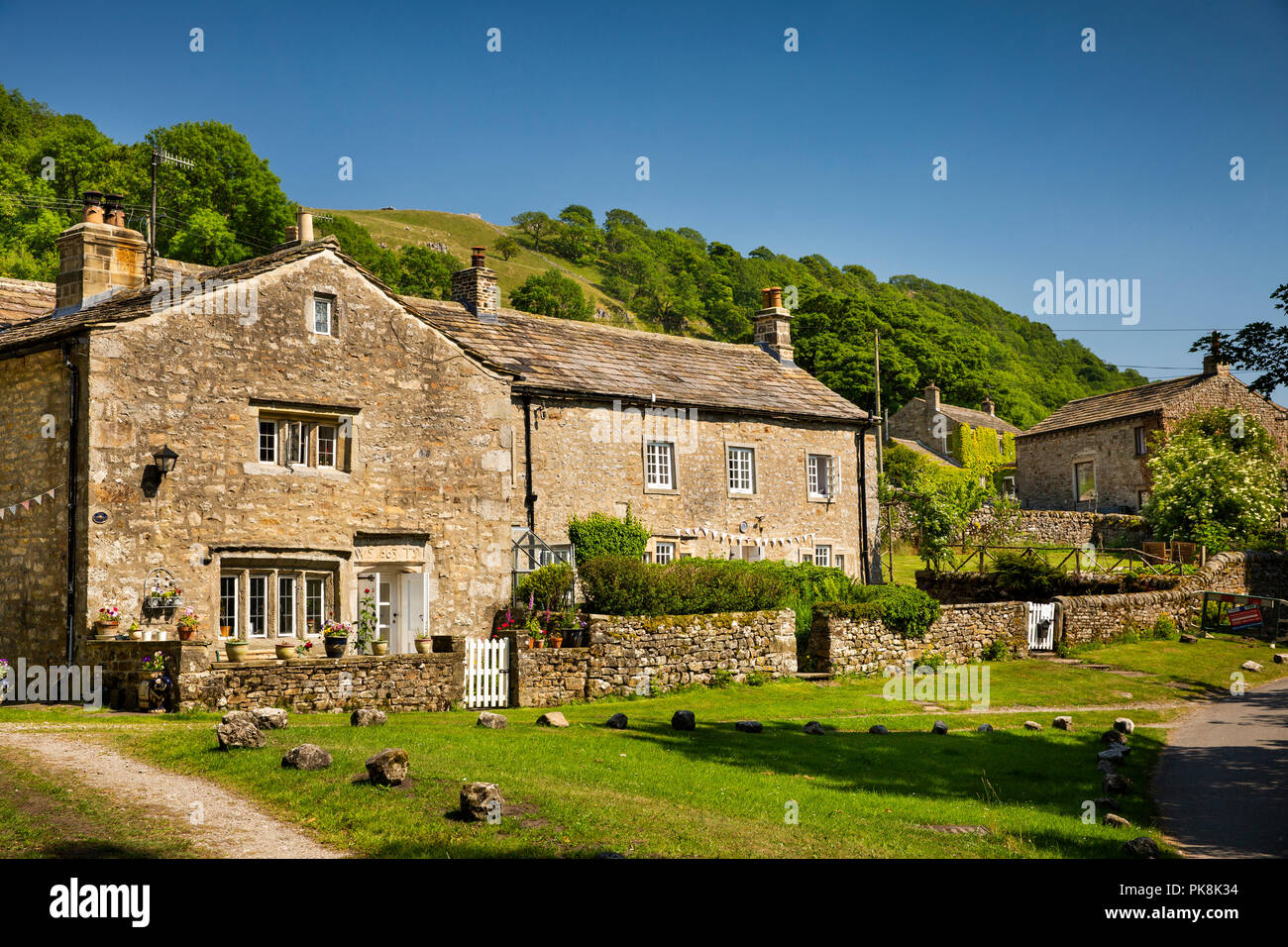 UK ; Yorkshire ; Wharfedale ; With Starbotton ; belle ferme en pierre de 1663 ci-dessous Cam Gill Beck Banque D'Images