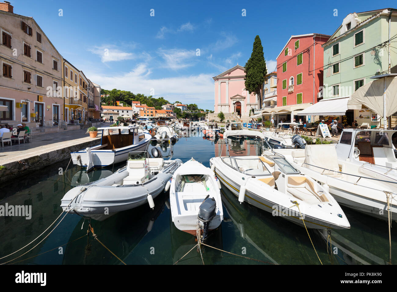 Les bateaux de pêche et ses maisons colorées de la lumière du soleil dans le port de la vieille ville de Veli Lošinj sur l'île de Lošinj, la baie de Kvarner, Croatie Banque D'Images