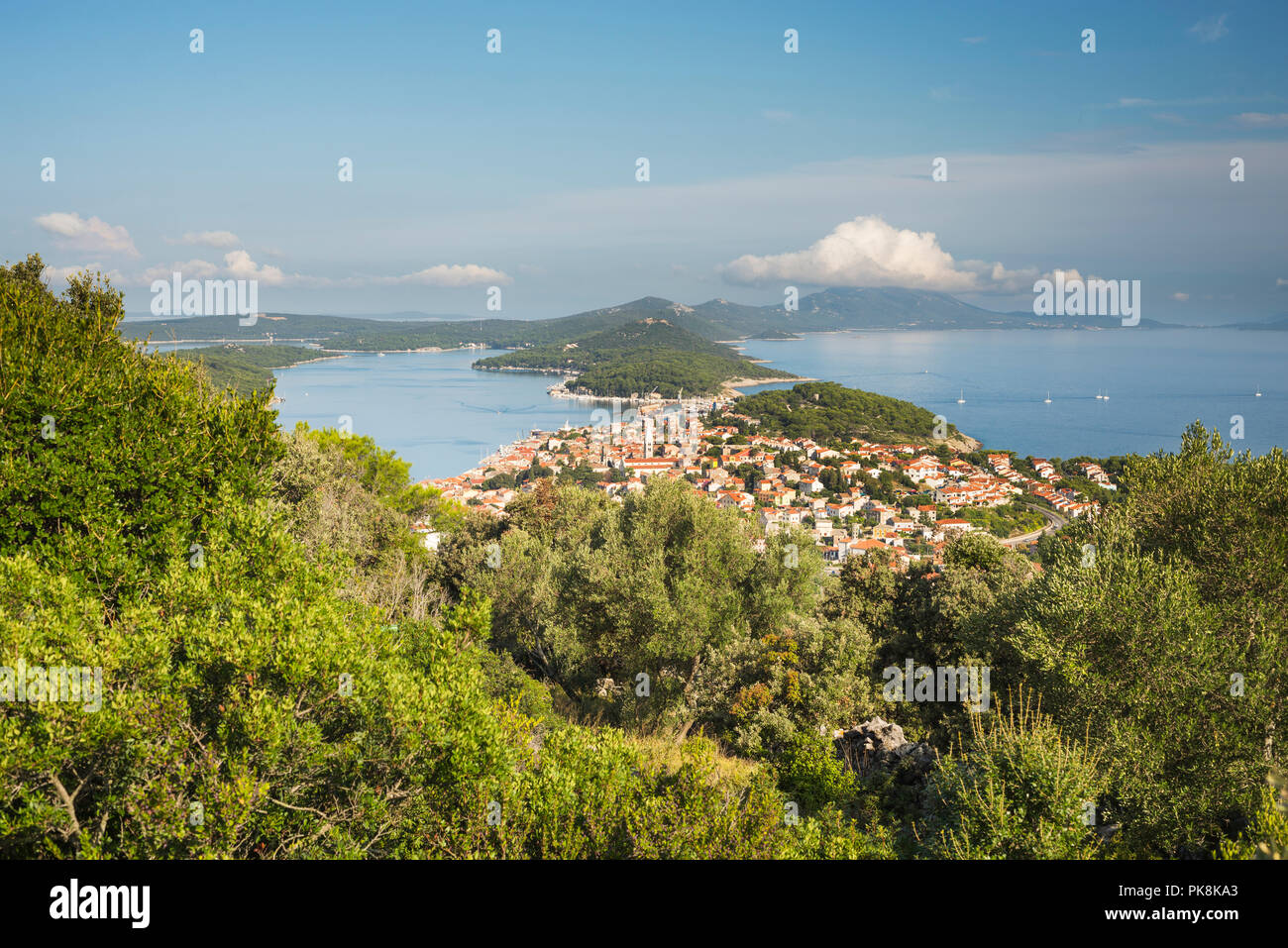 Le port et le centre-ville de Mali Lošinj et l'île de Lošinj avec l'Osoršćica, Lošinj, la baie de Kvarner, Croatie Banque D'Images