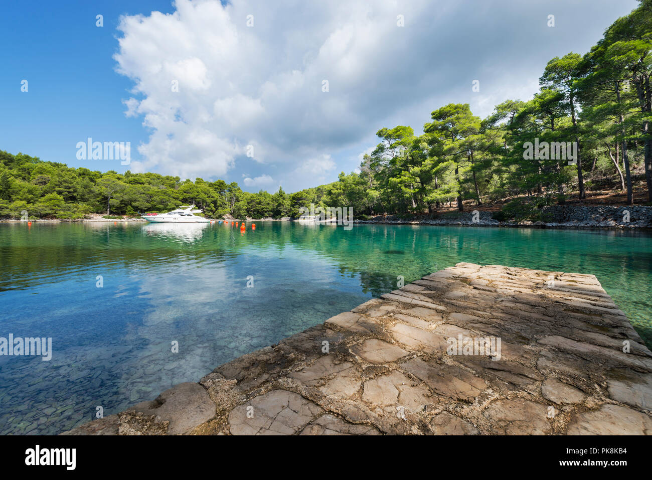 Voiliers et yachts amarrés dans la baie entourée par Krivica côte rocheuse et forêt de pins de l'île de Lošinj, la baie de Kvarner, Croatie Banque D'Images