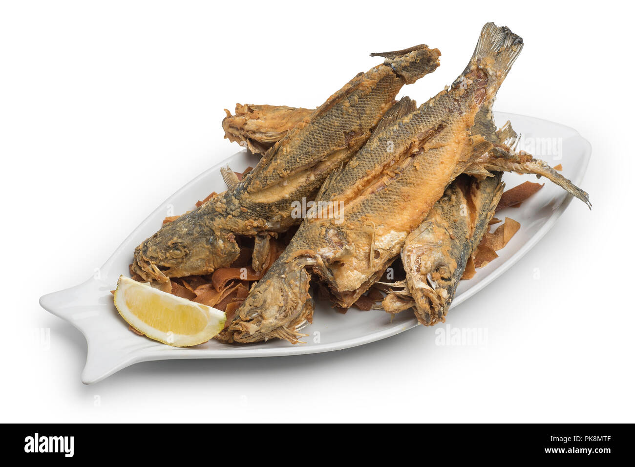 Plaque de poisson frit sur fond blanc, chemin de détourage inclus Banque D'Images