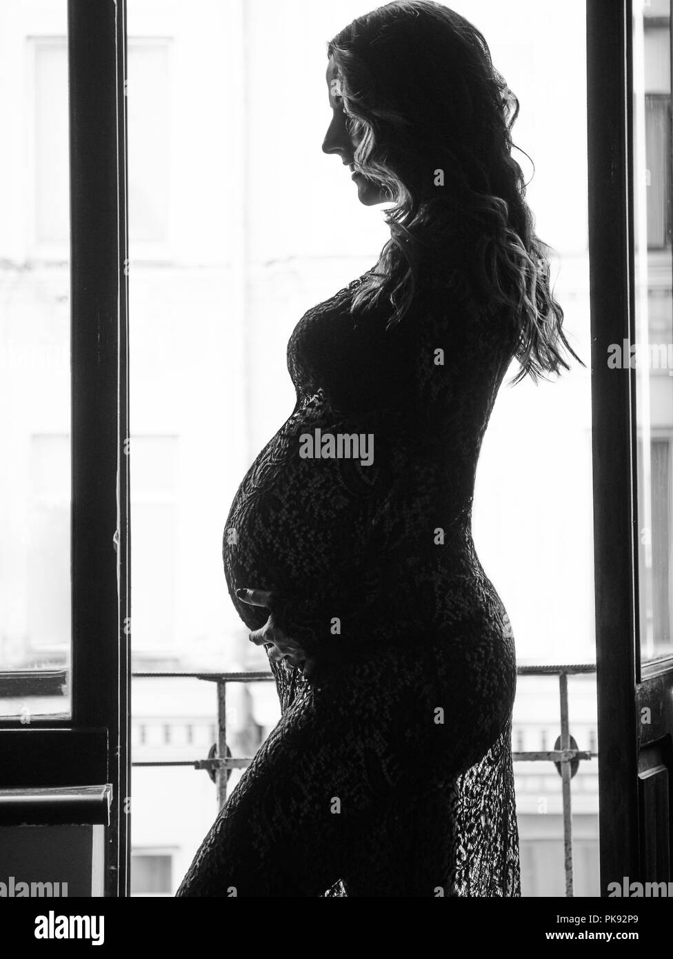 Young beautiful smiling pregnant woman. Concept de la maternité heureuse. Banque D'Images
