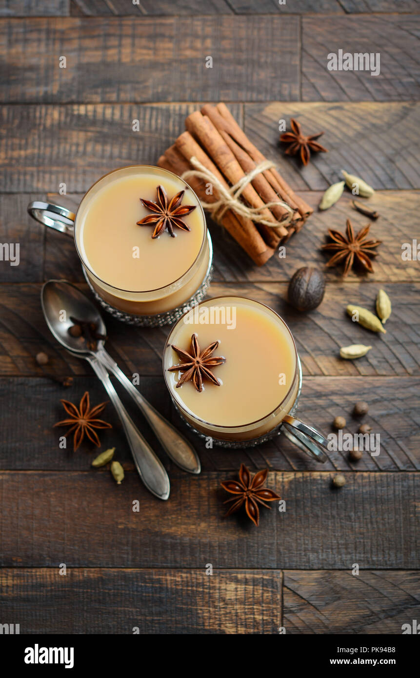Indian masala thé chai. Thé au lait épicé dans un vintage tasses sur la table en bois rustique. Banque D'Images