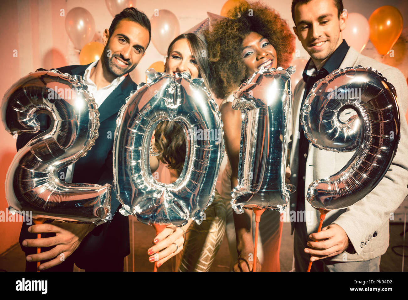 Party People les femmes et les hommes célébrant le nouvel an 2019 Banque D'Images