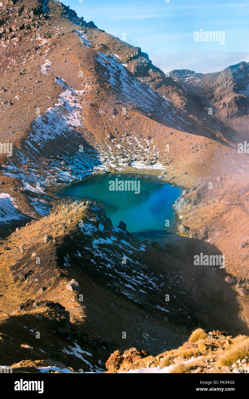 Émeraude turquoise vue sur lac et volcan actif, le tabagisme le soufre du terrain volcanique surréaliste, Parc National de Tongariro, Nouvelle-Zélande Banque D'Images