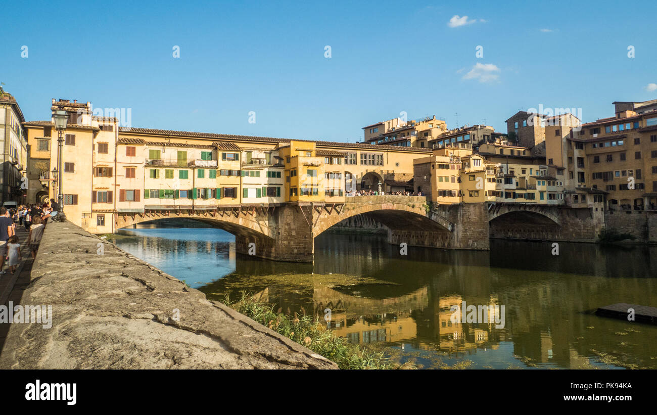 La cité médiévale 'Ponte Vecchio' Pont sur l'Arno à Florence, Toscane, Italie. Banque D'Images