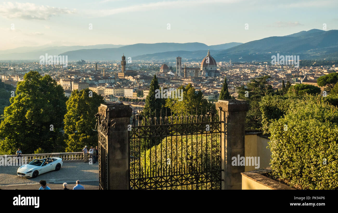 Vue à partir de la basilique de San Miniato al Monte sur Florence, Toscane, Italie. Banque D'Images