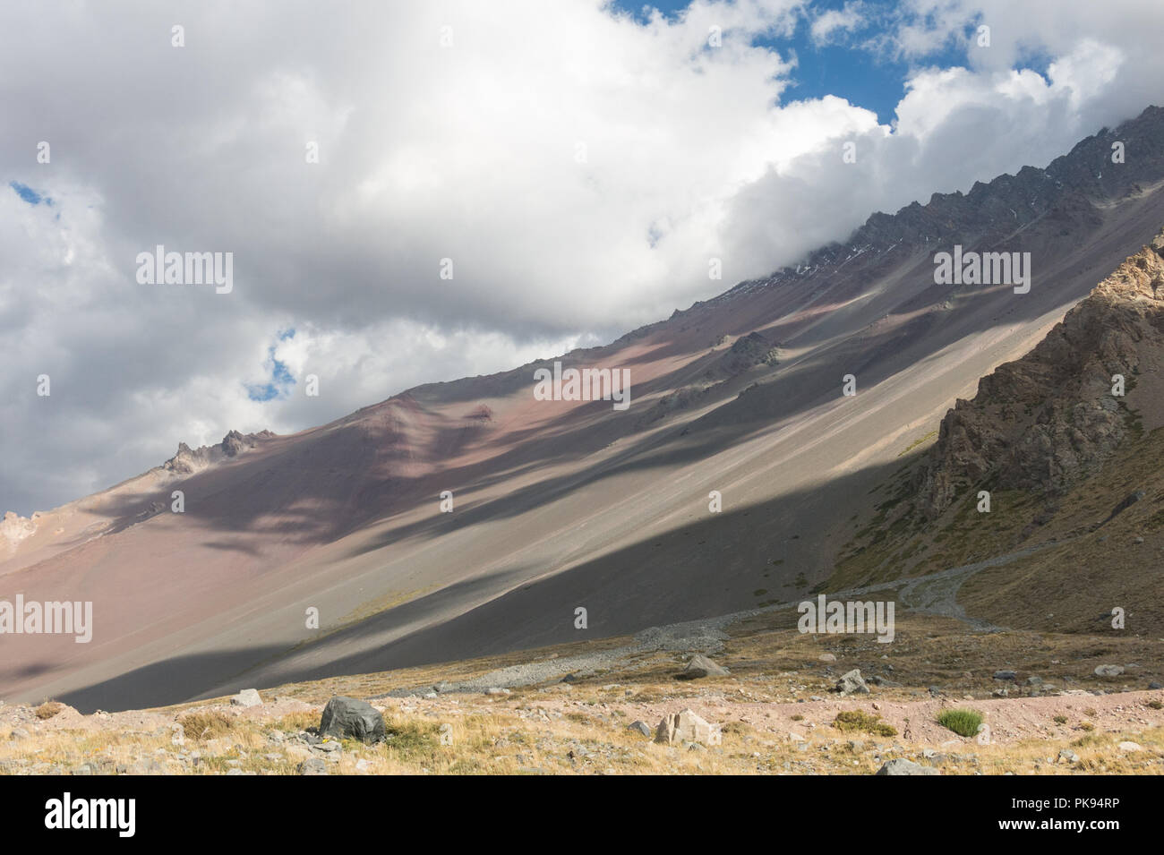 Cajón del Maipo. Maipo Canyon, un canyon situé dans les Andes. Le Chili. Près de la capitale Santiago. Il offre de magnifiques paysages. Banque D'Images