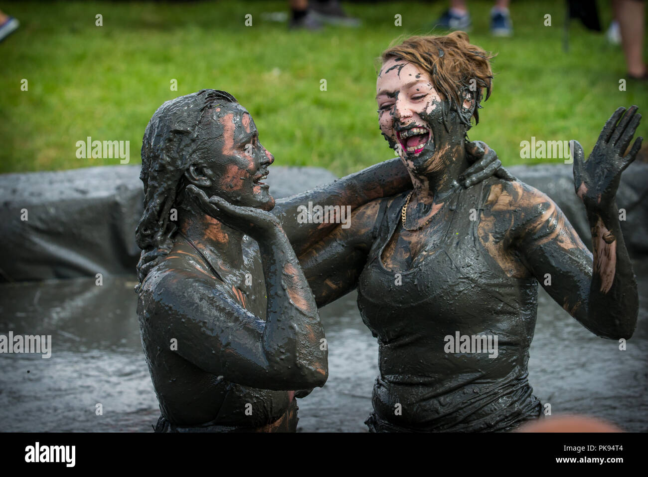 Deux femmes lutte lors de la boue de la boue d'une compétition de