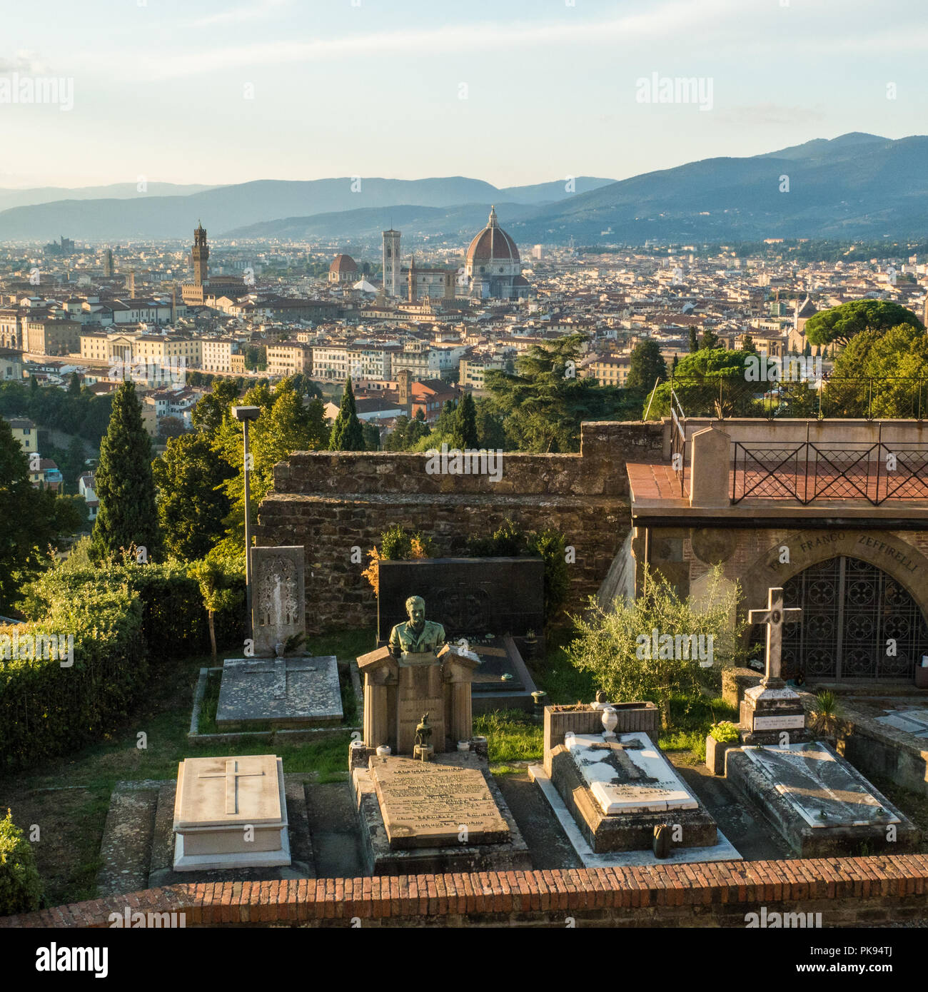 Vue à partir de la basilique de San Miniato al Monte sur Florence, Toscane, Italie. Banque D'Images