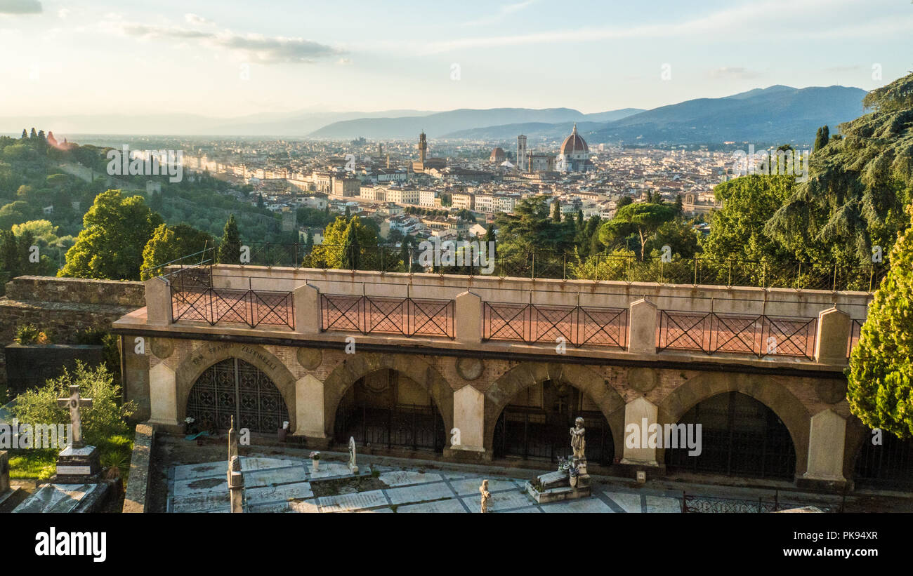 Vue à partir de la basilique de San Miniato al Monte sur Florence, Toscane, Italie. Banque D'Images
