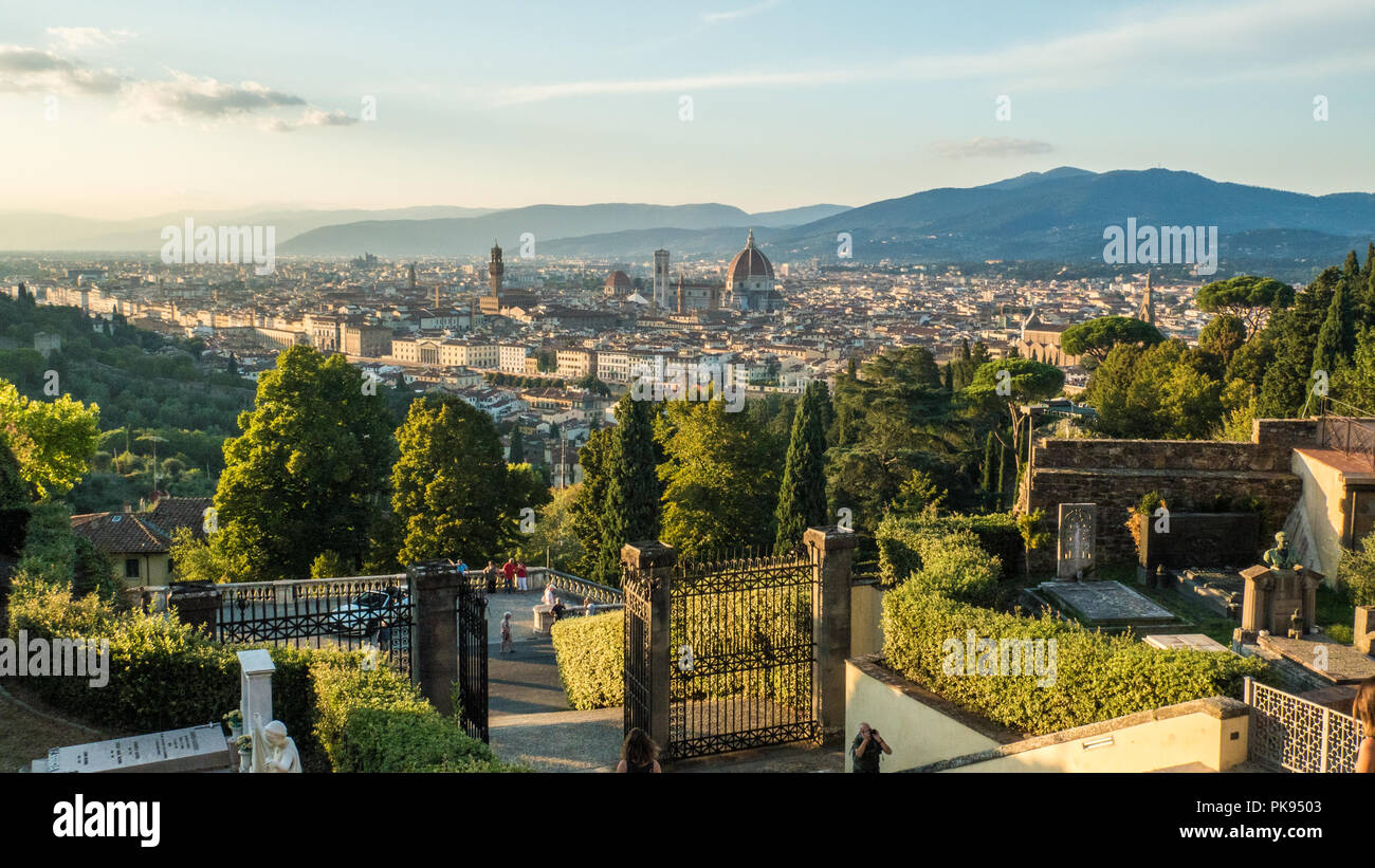 Vue à partir de la basilique de San Miniato al Monte sur Florence, Toscane, Italie. Banque D'Images