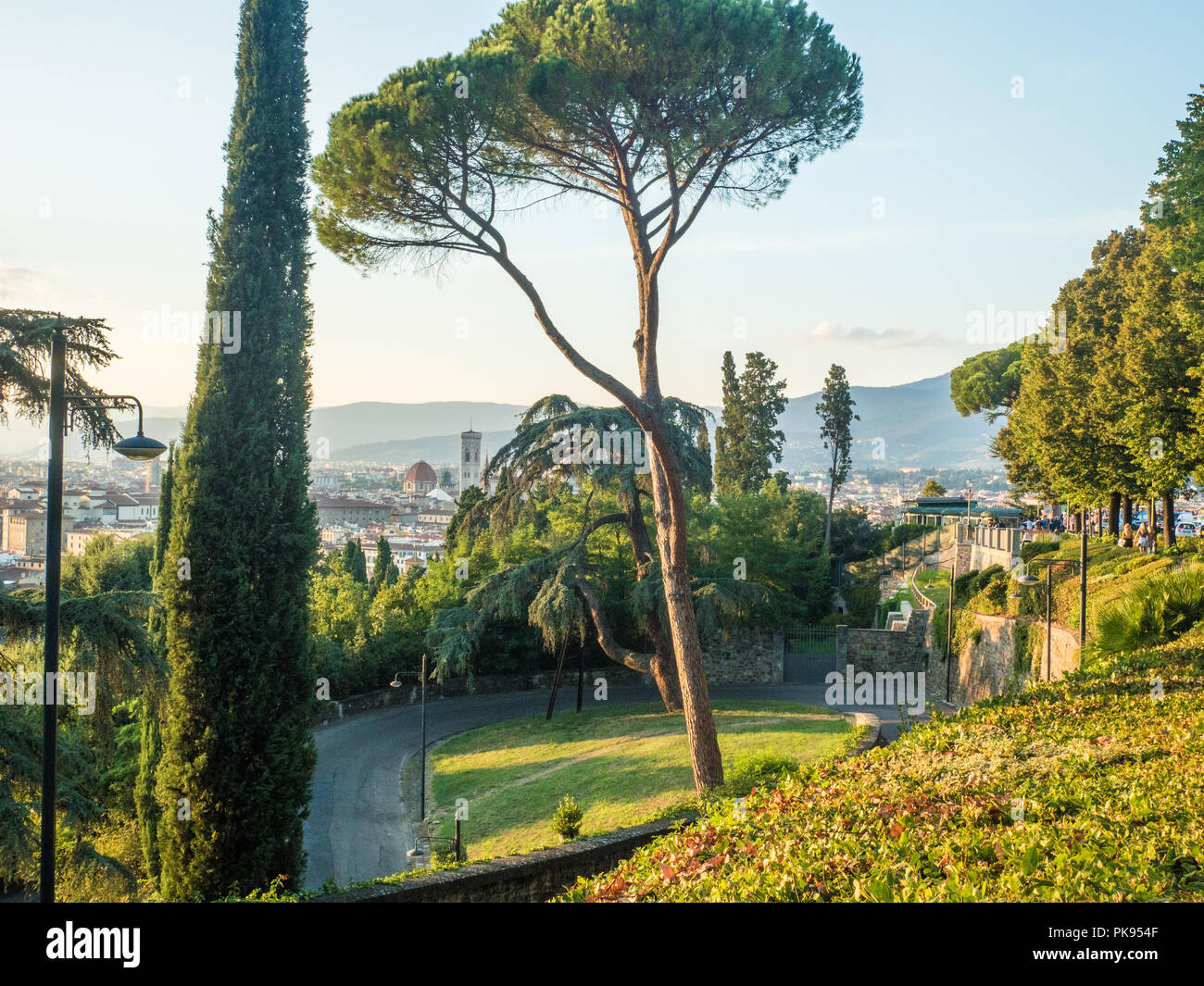 Jardin public avec une vue sur la ville, près de la basilique de San Miniato al Monte de Florence, Toscane, Italie. Banque D'Images