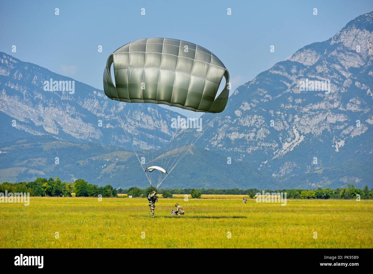 Un parachutiste de l'armée américaine, affecté au 2e bataillon du 503e Régiment d'infanterie, 173e Brigade aéroportée, se prépare à terre après la sortie d'un 12e Brigade d'aviation de combat hélicoptère CH-47 Chinook au cours de l'opération aéroportée à Juliette, Pordenone, Italie, le 22 août 2018, 22 août 2018. La 173e Brigade aéroportée de l'armée américaine est la force de réaction d'urgence en Europe, capables de projeter des forces n'importe où aux États-Unis, d'Europe centrale ou de l'Afrique des commandes de domaines de responsabilité. (U.S. Photo de l'armée par Paolo Bovo). () Banque D'Images